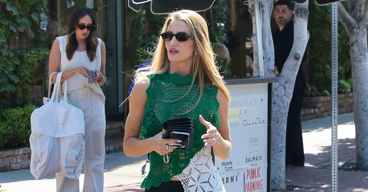 Rosie HW Just Proved That You Only Need This Item to Make Your Outfit Look Rich