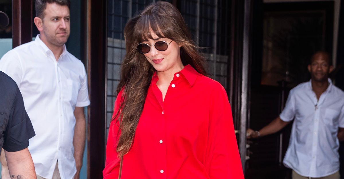 Dakota Johnson Just Wore the Jeans-and-Shoe Pairing That Downright Dominated the '90s