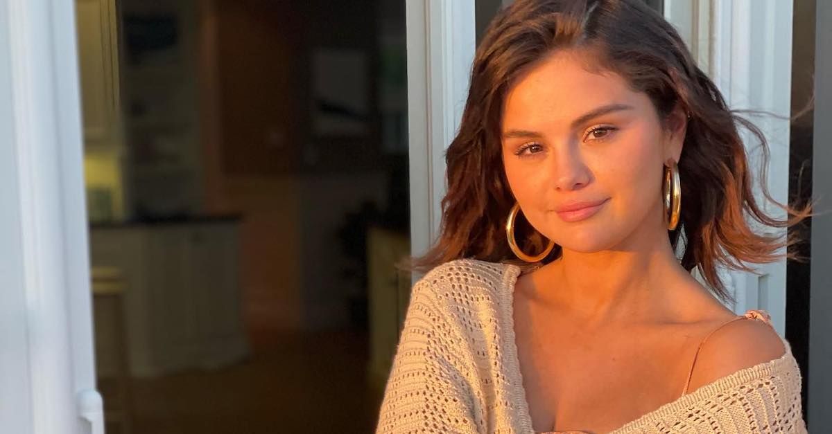 Selena Gomez Just Cosigned Fall's Trendiest New Manicure—Meet "Coffee Chrome"