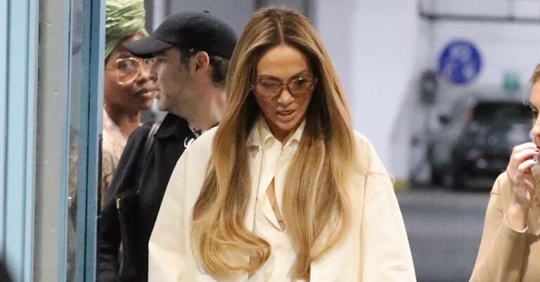 Jennifer Lopez Just Wore The "Dated" Shoe Trend French Women Actually Wear All the Time