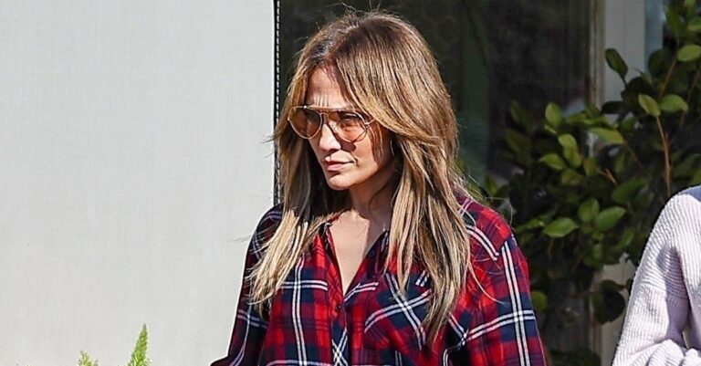 Jennifer Lopez Just Wore the Most Relatable Anti-Trend Jeans-and-Boots Outfit