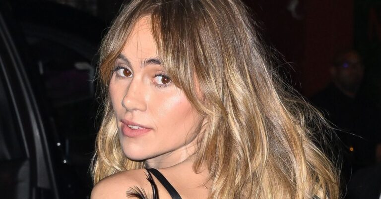 Which Shoes Should You Wear With Flared Jeans? Suki Waterhouse Knows