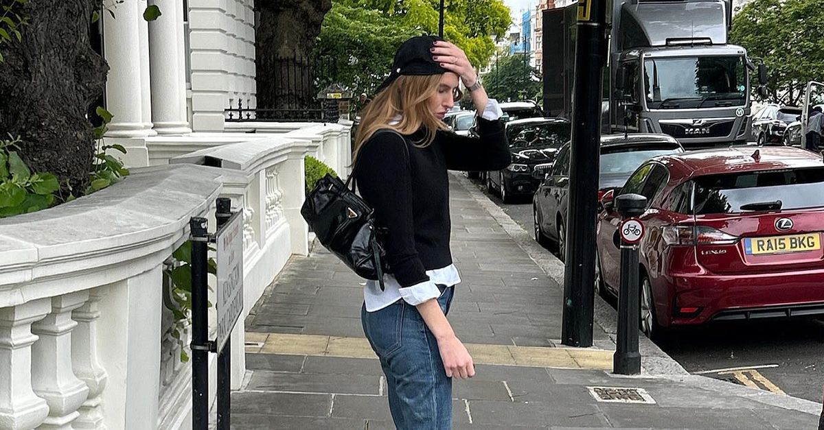 The Coolest French Woman Says That Skinny Jeans With These Shoes Are In for 2025