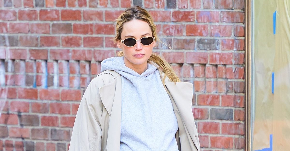 At Least 3 Celebs Just Wore These Anti-Trend, Anti-Skinny Pants That Go With Every Sneaker Color