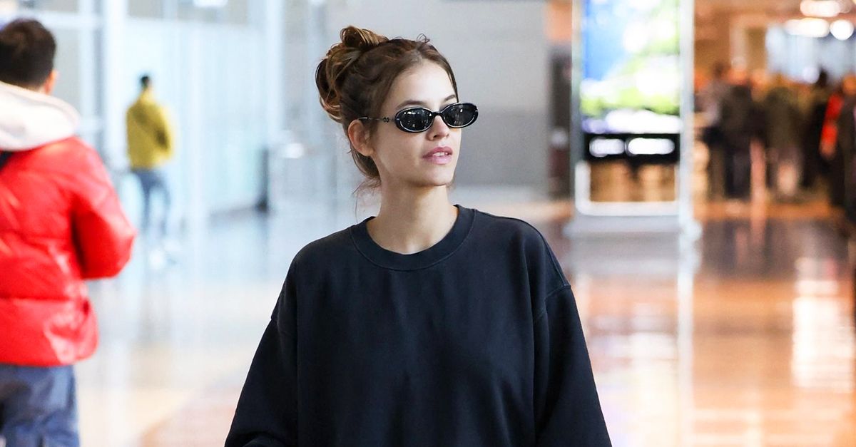 Spotted in the Paris Airport: The Coolest Sneaker Trend to Wear With Leggings RN