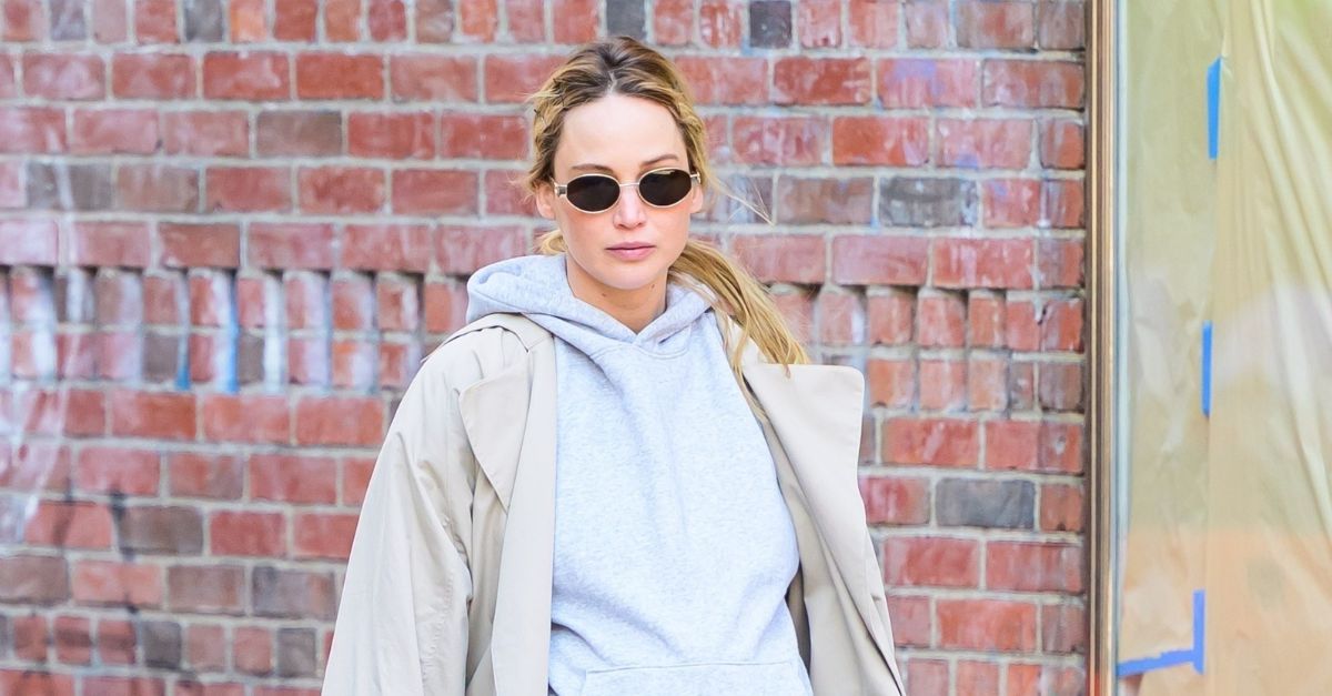 Jennifer Lawrence Just Wore the Extra Stylish Bag Trend That Instantly Elevates Leggings and Sweats